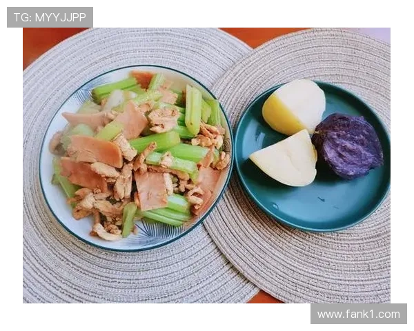 崔家溪训练完回家路上还在啃鸡胸肉，这人是真把日子过成打卡表了