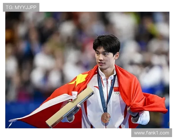 汪顺家里那泳池比咱们小区还豪华，比赛时倒是一本正经得像个书呆子